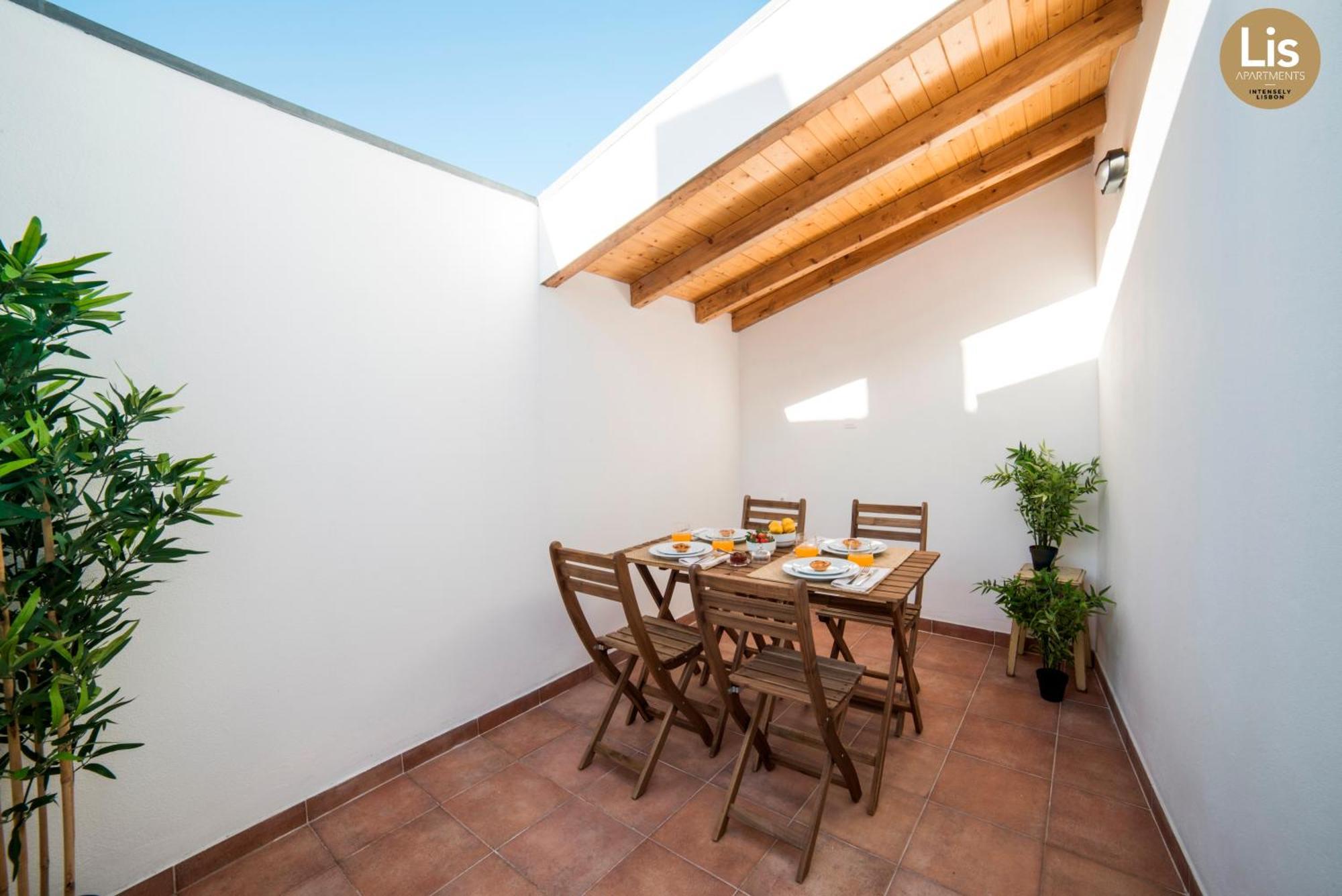 One-Bedroom Apartment Terrace Castle View